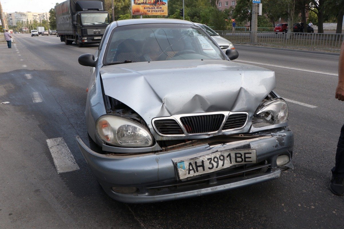 Водитель Lanos ударился головой о лобовое стекло Водитель Lanos ударился головой о лобовое стекло