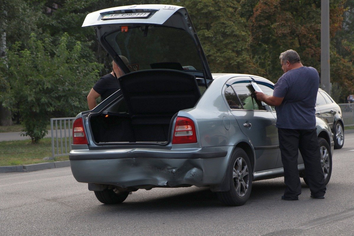 На пассажирском сидении сзади находились двое детей, которые также пострадали На пассажирском сидении сзади находились двое детей, которые также пострадали