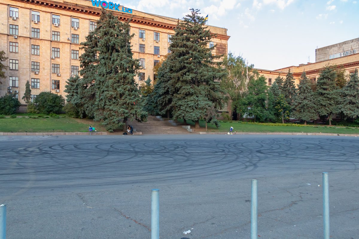 На парковке - только следы от дрифтеров На парковке - только следы от дрифтеров