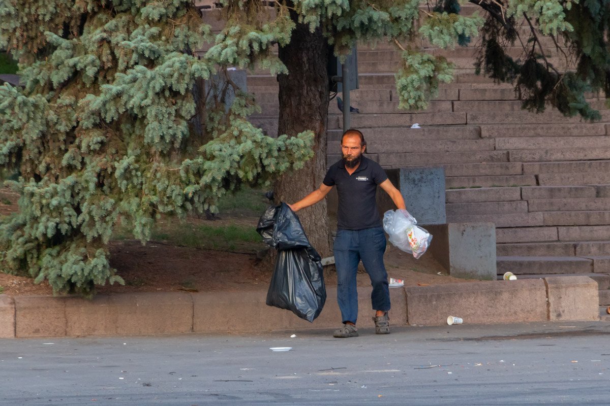 Этот мужчина не похож на коммунальщика, но убирает он этим утром точно лучше всех Этот мужчина не похож на коммунальщика, но убирает он этим утром точно лучше всех