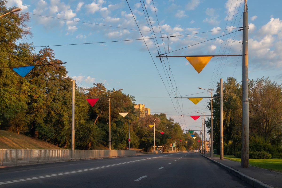 Яркие флажки на набережной Яркие флажки на набережной