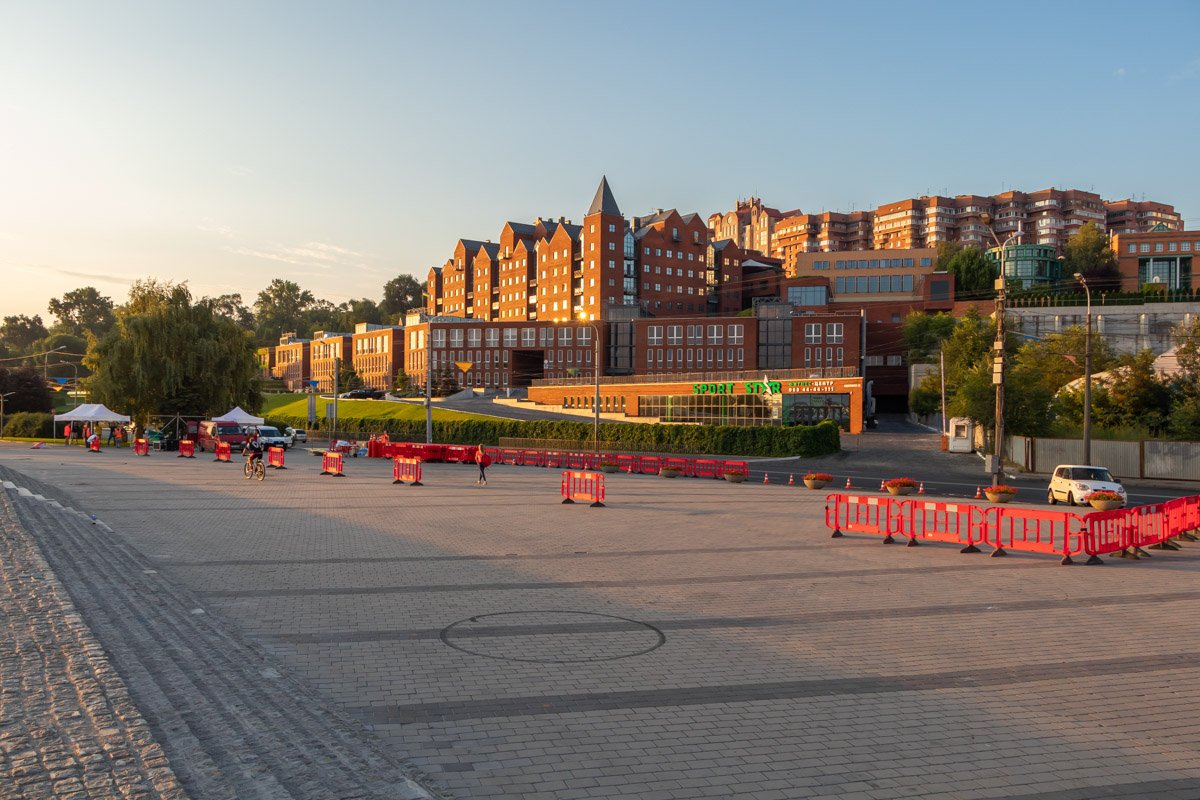 На Фестивальном причале подготовка с раннего утра На Фестивальном причале подготовка с раннего утра