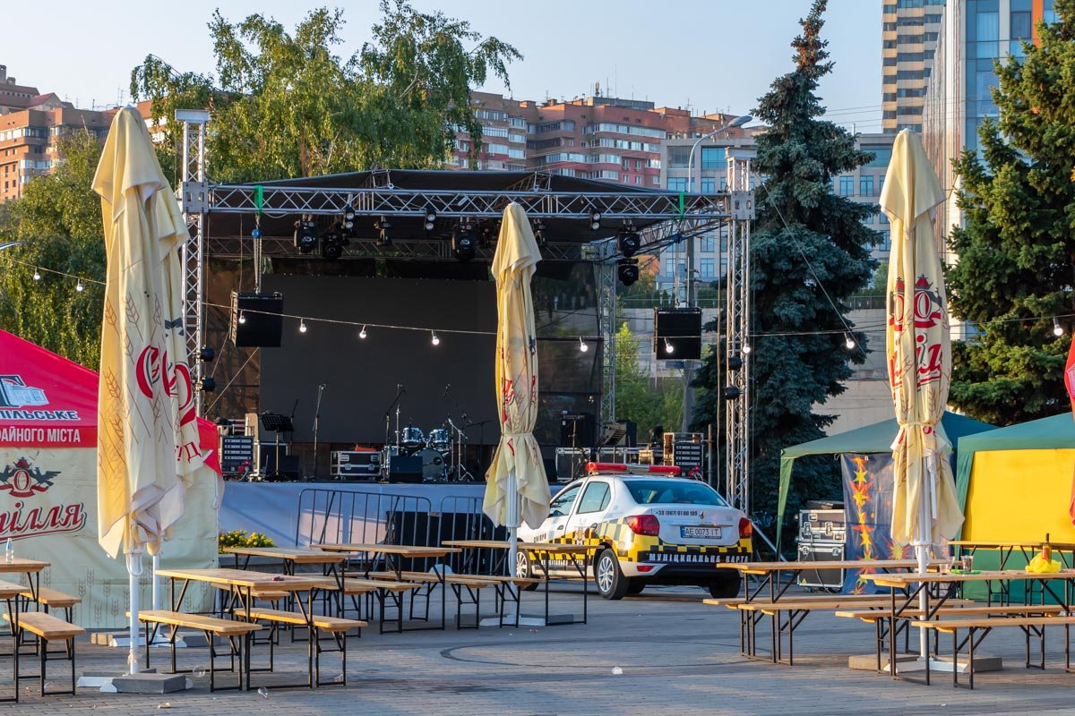 На сцене будет проходить праздничная программа На сцене будет проходить праздничная программа