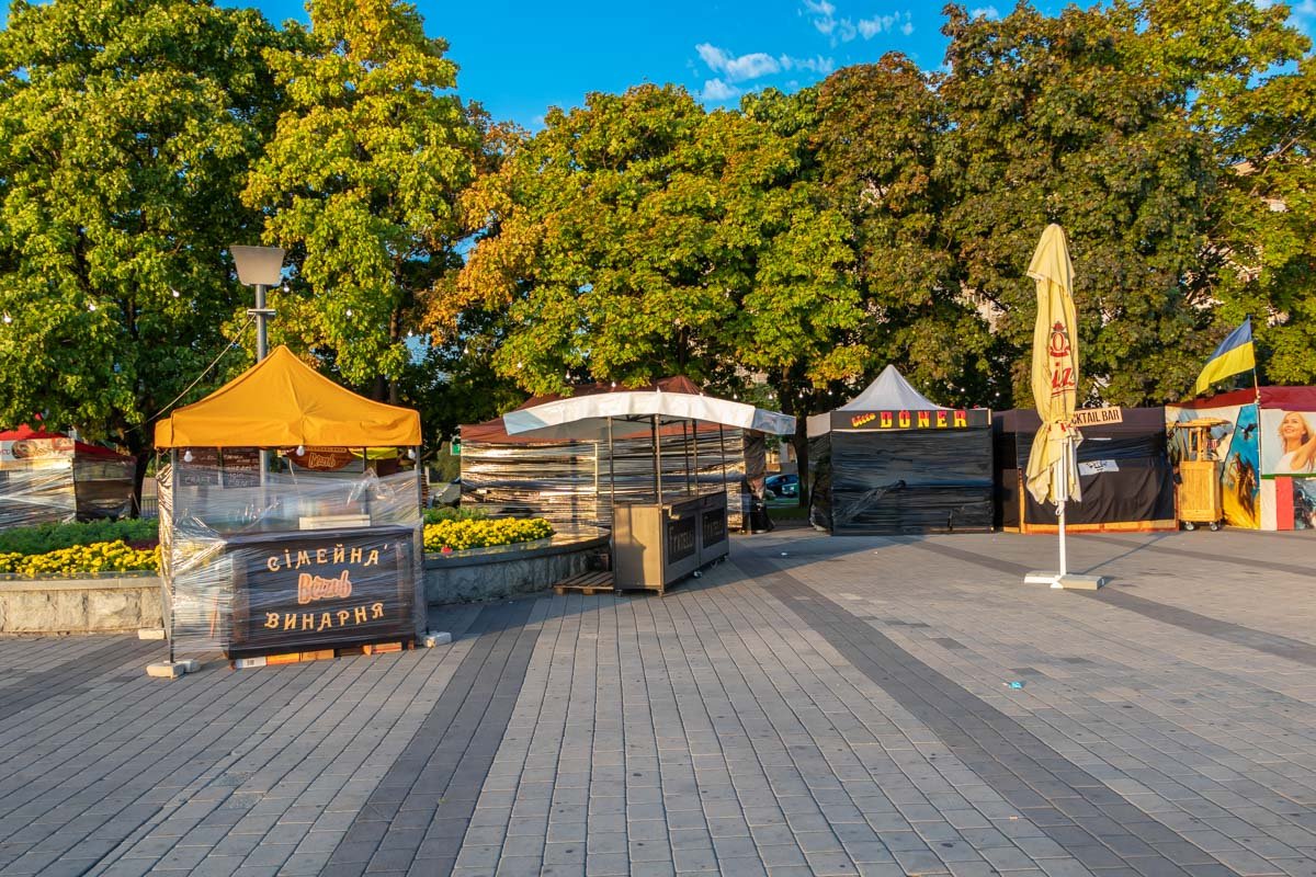 А здесь расположится фудкорт А здесь расположится фудкорт