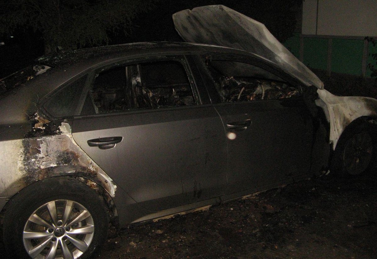 На улице Софьи Ковалевской около 2:40 загорелся Volkswagen Passat