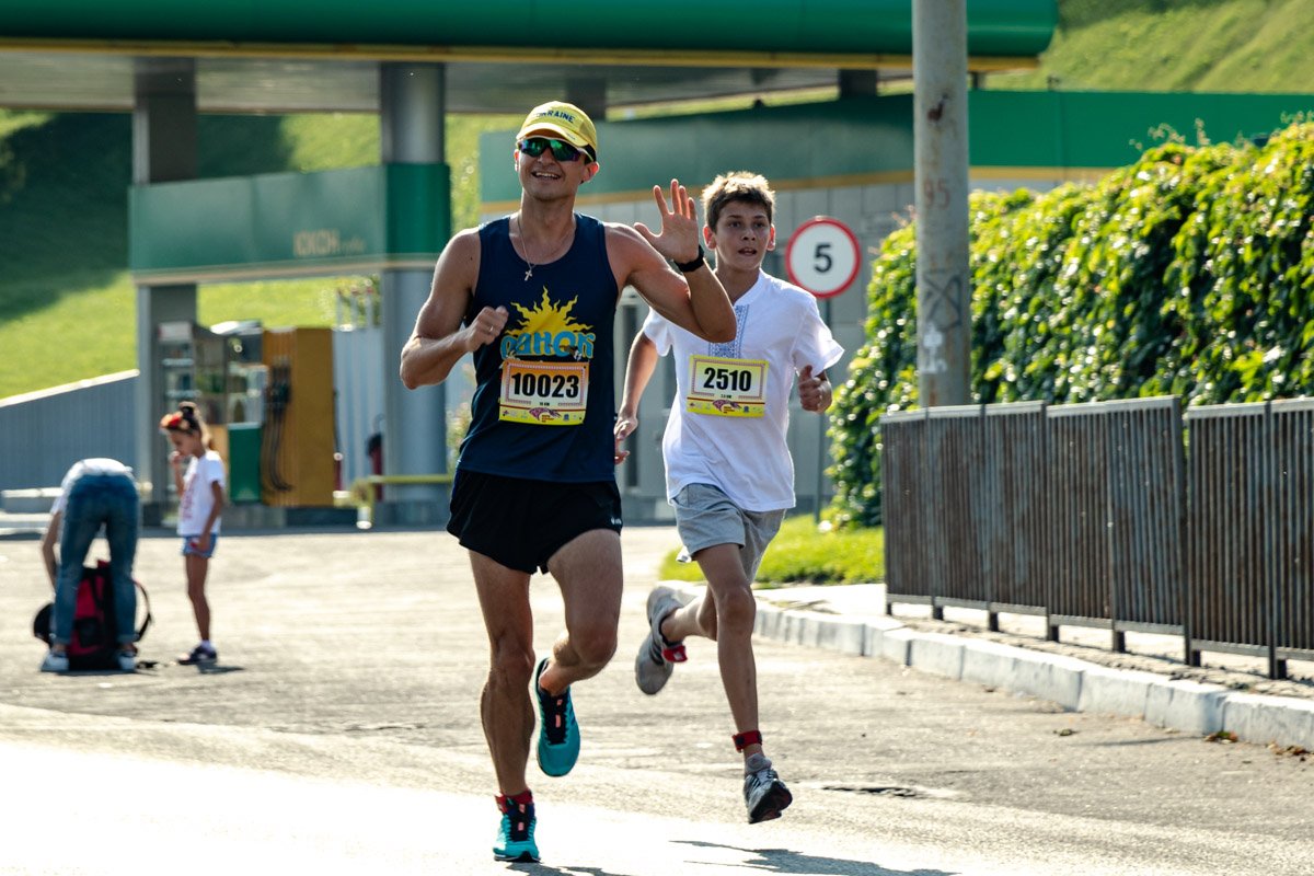 Позитивное настроение бегунов передавалось прохожим и болельщикам 