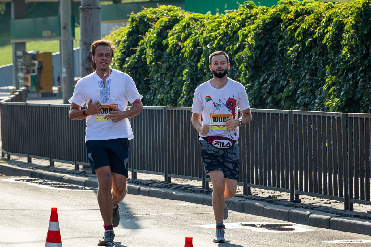 Первый старт состоялся в 9:00, бежали взрослые спортсмены
