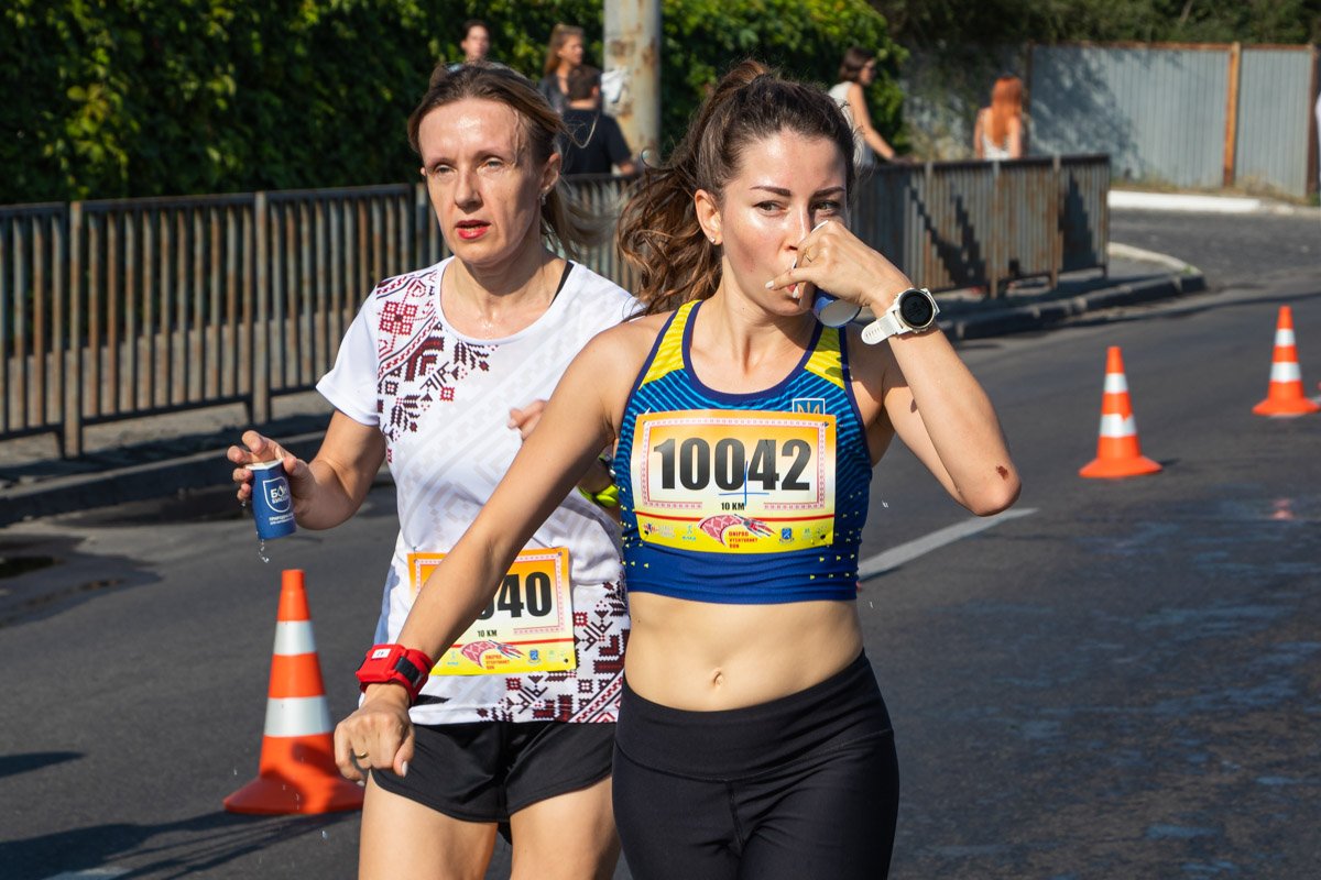 Во время бега участники обливались водой 