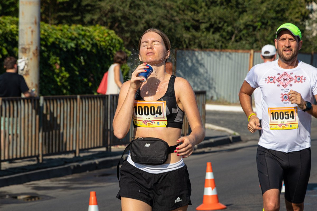 Воду раздавали организаторы 