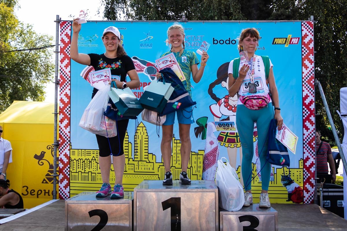 Первая тройка девушек в забеге на дистанцию 5 км 