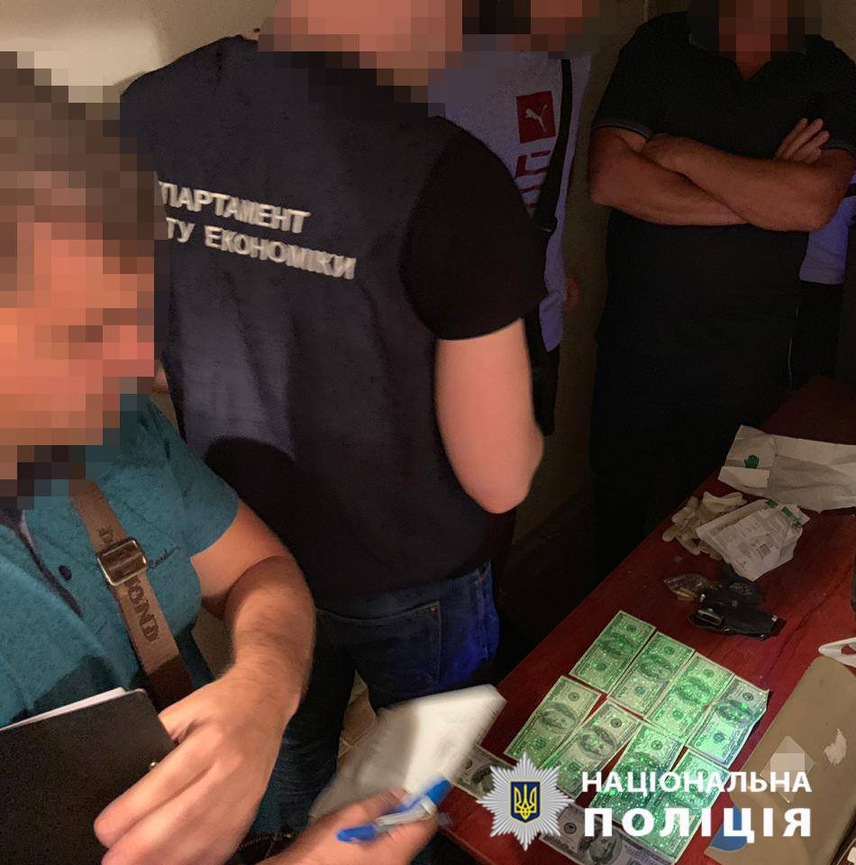 Оперативники Управления защиты экономики Нацполиции поймали на взятке начальника областной Государственной экологической инспекции Оперативники Управления защиты экономики Нацполиции поймали на взятке начальника областной Государственной экологической инспекции