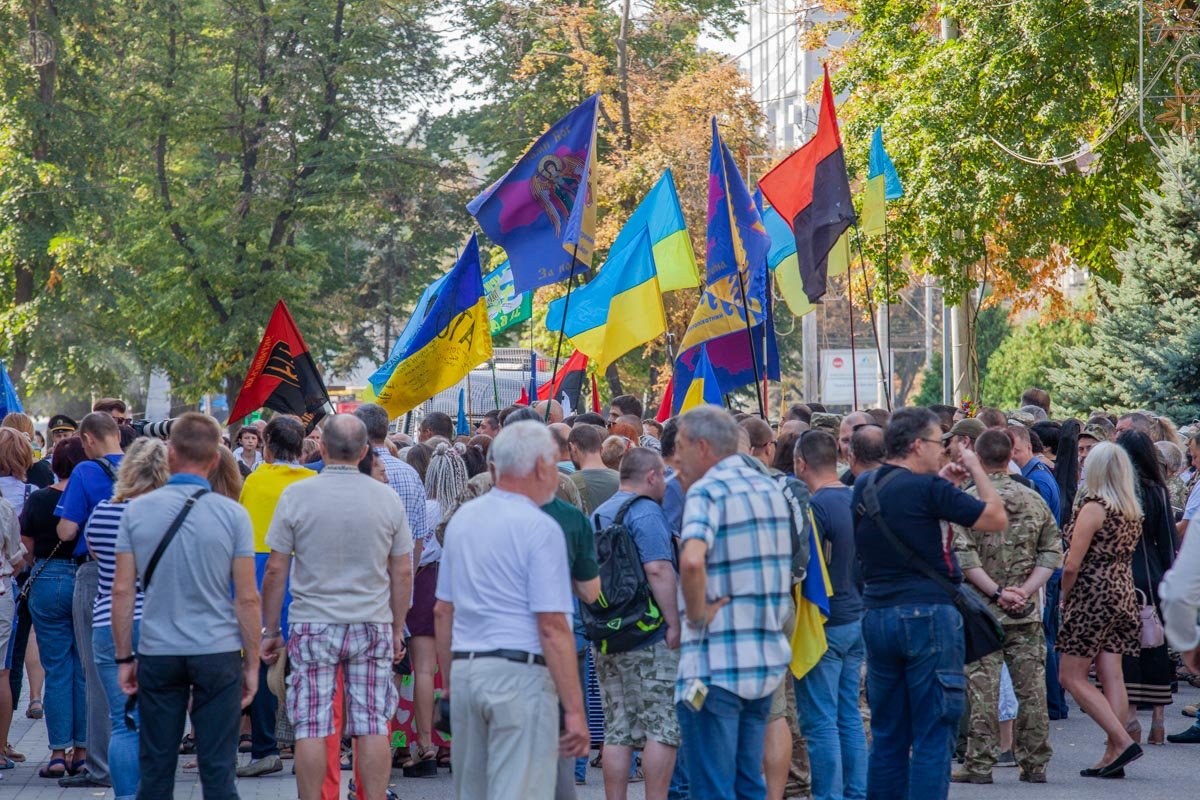 Везде пестрели флаги Везде пестрели флаги