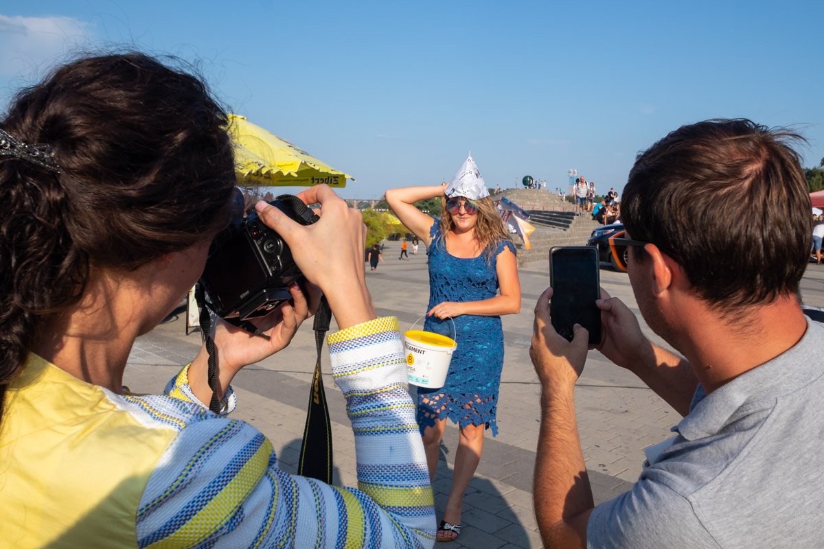 Красивой женщине идет и шапочка из картона