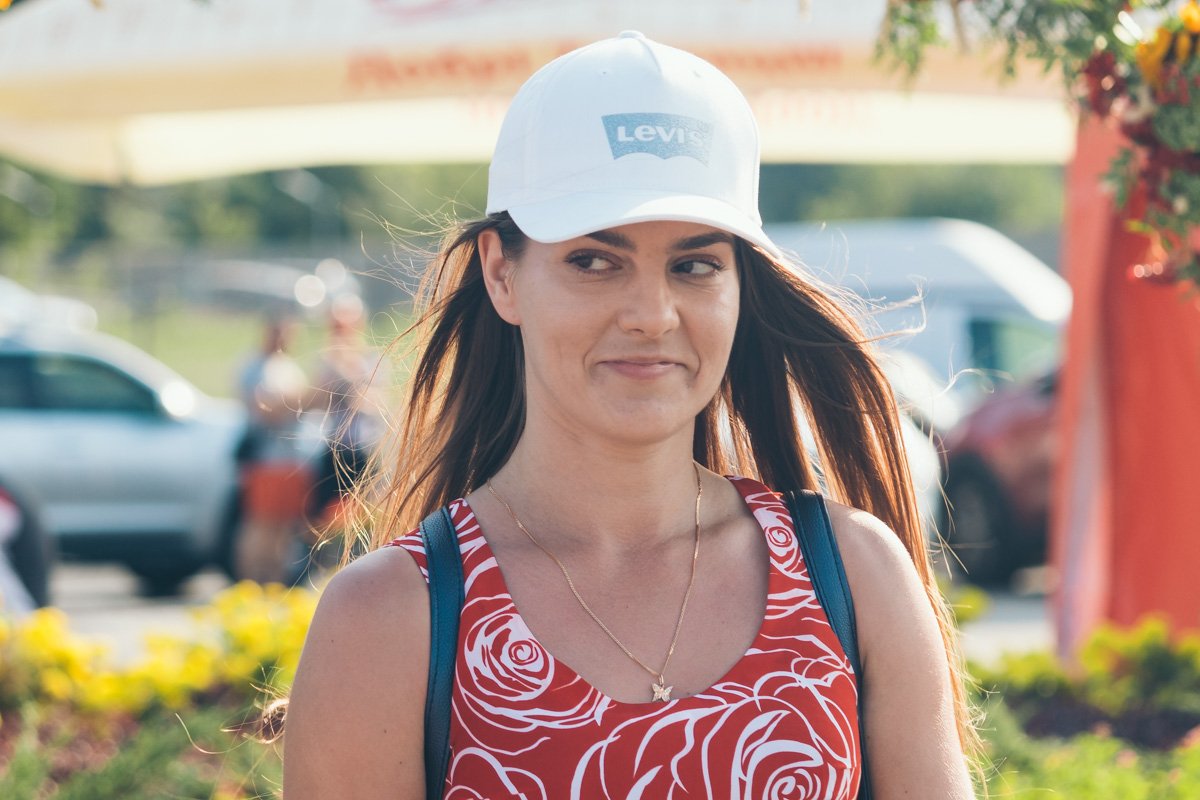 Когда заметила, что снимают, но делаешь вид, что не заметила