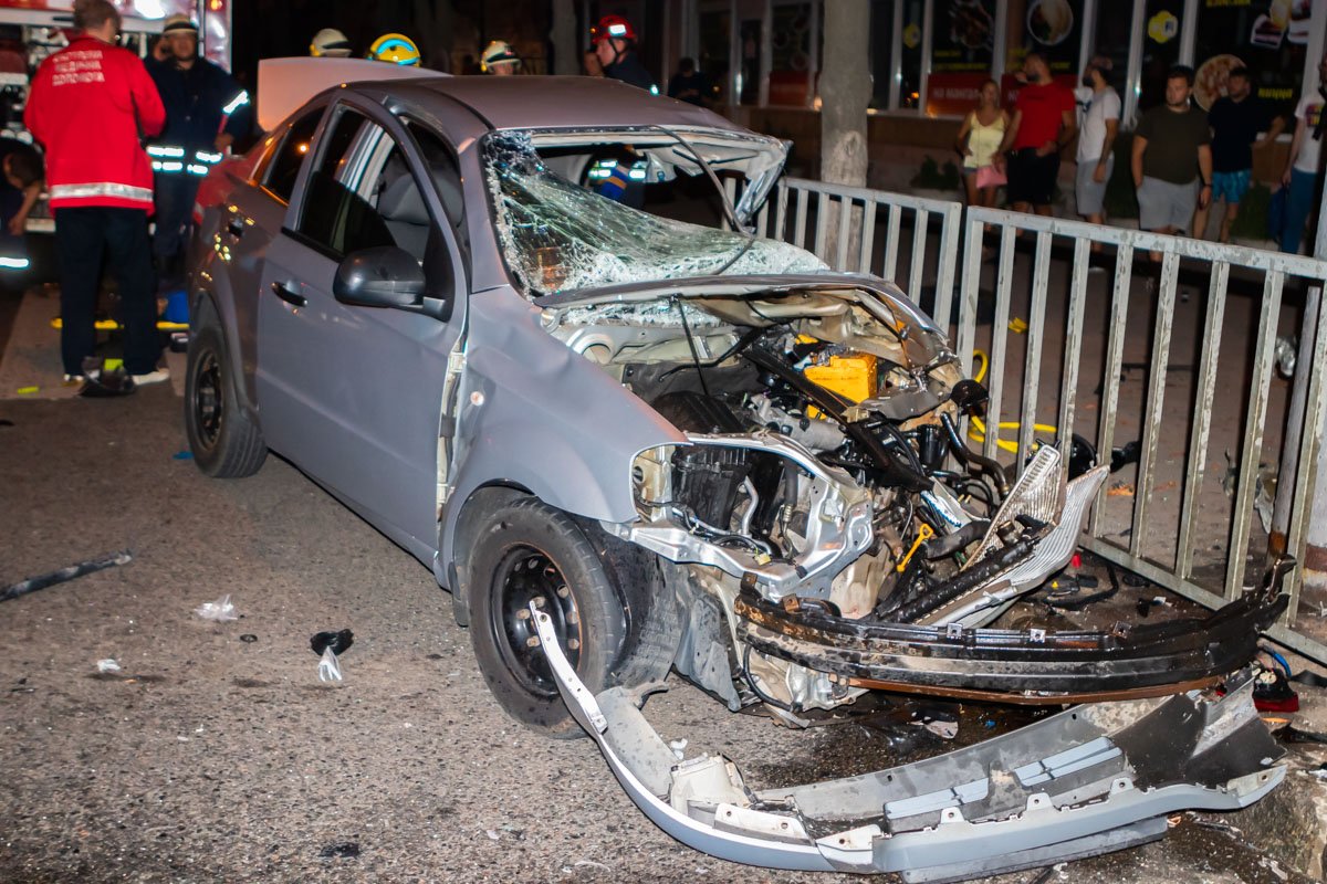 В машине водитель ехал один