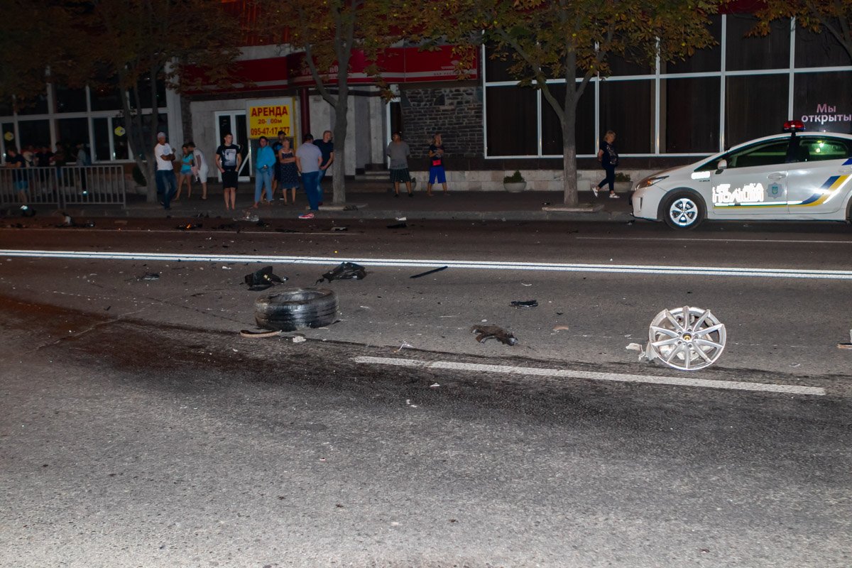 Запчасти от автомобилей были разбросаны по всей дороге