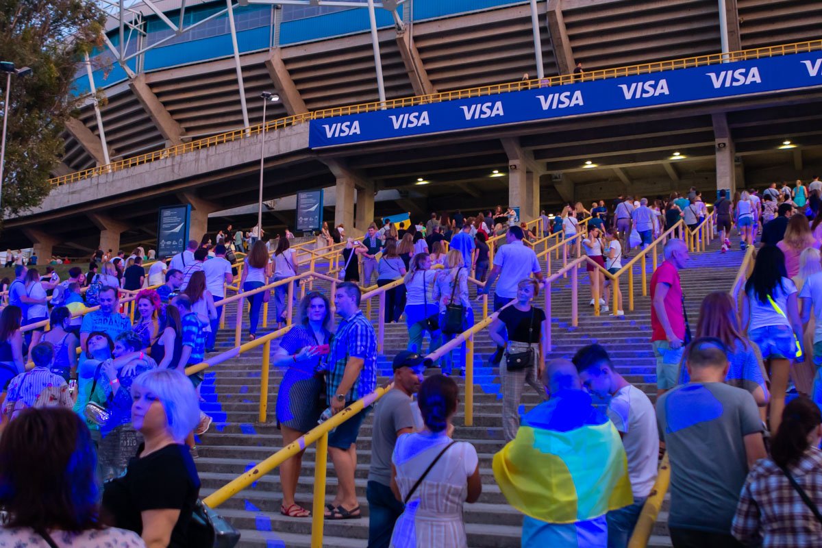 На стадионе собрались тысячи зрителей