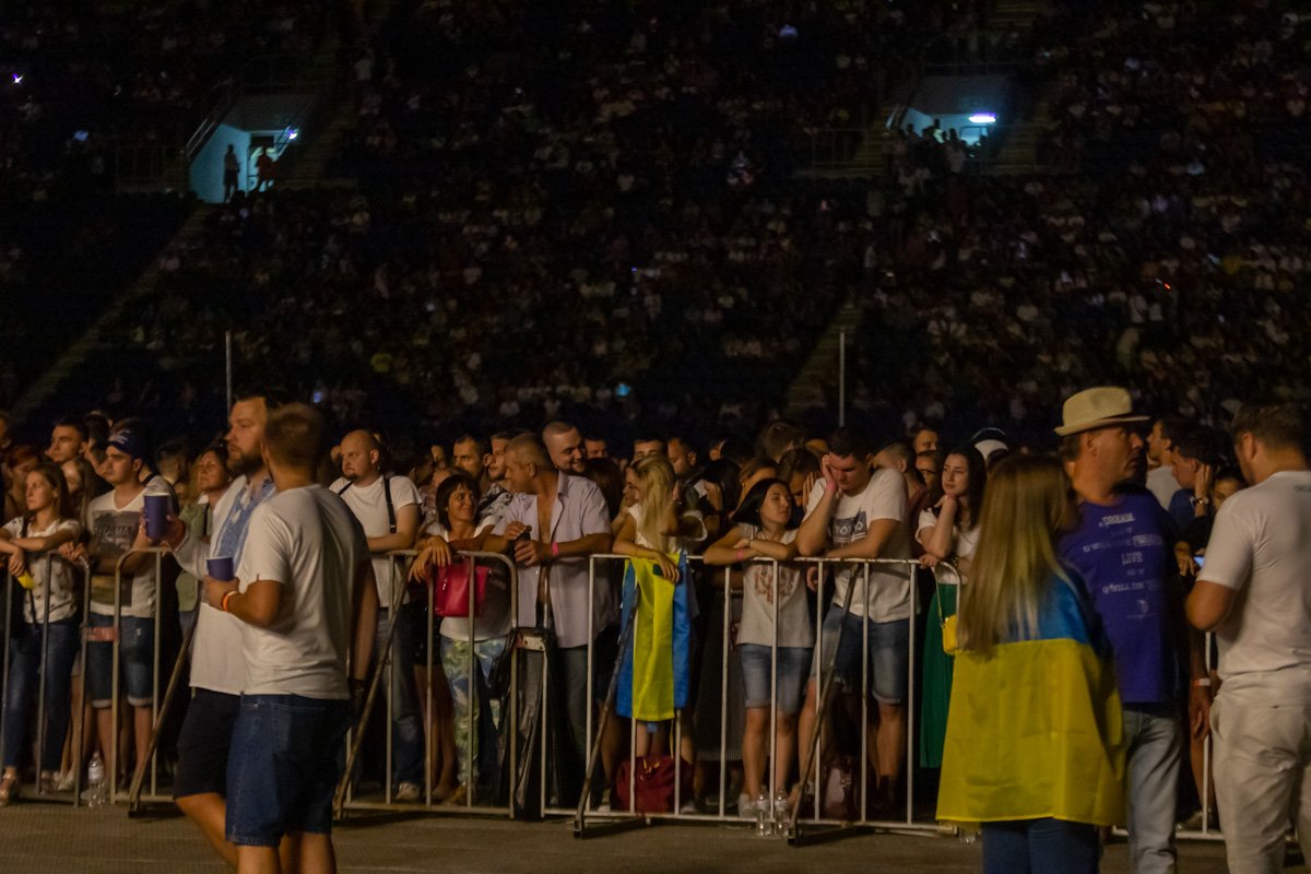 Многие пришли с национальным флагом