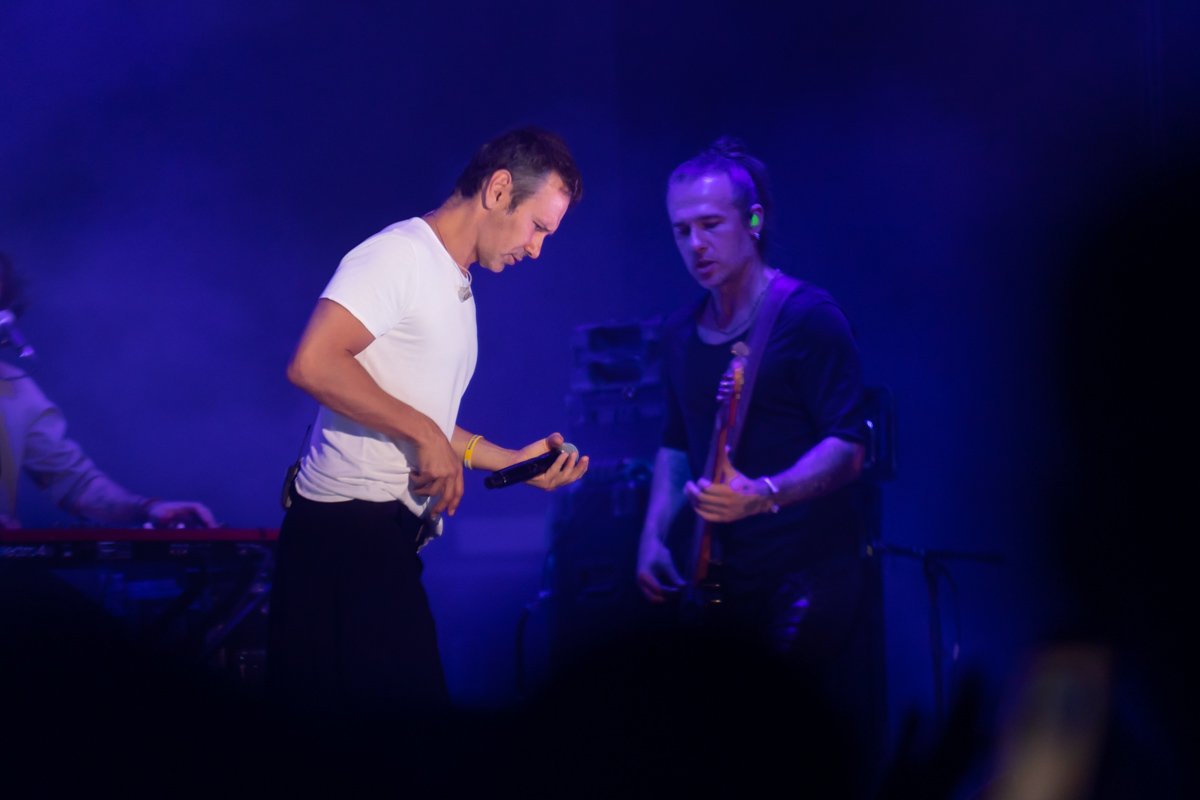 Святослав Вакарчук с воображаемой гитарой