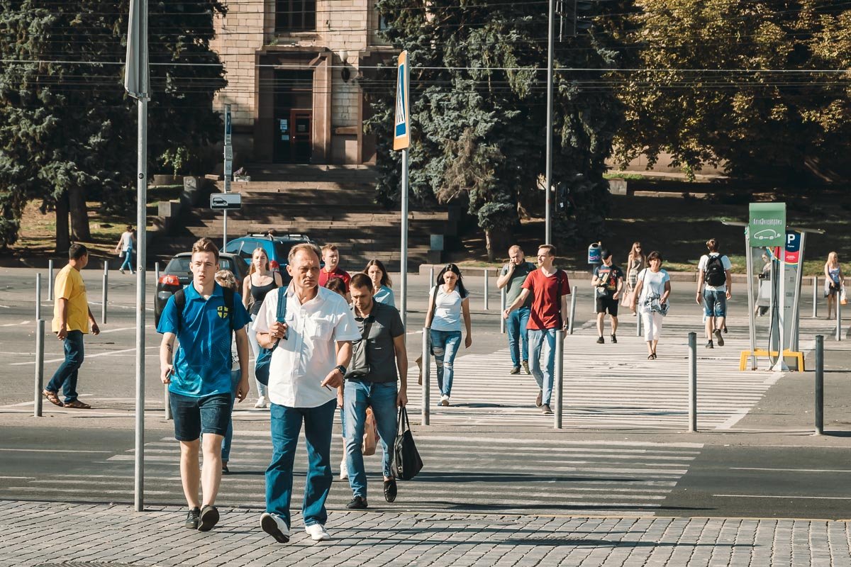 Скучают за кроватью