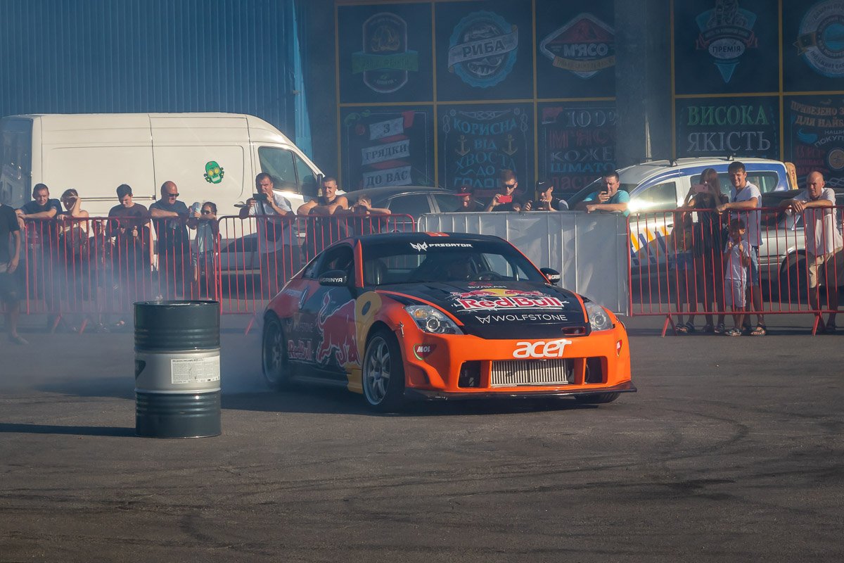 В Днепре король дрифта катал зрителей на Nissan 350z В Днепре король дрифта катал зрителей на Nissan 350z