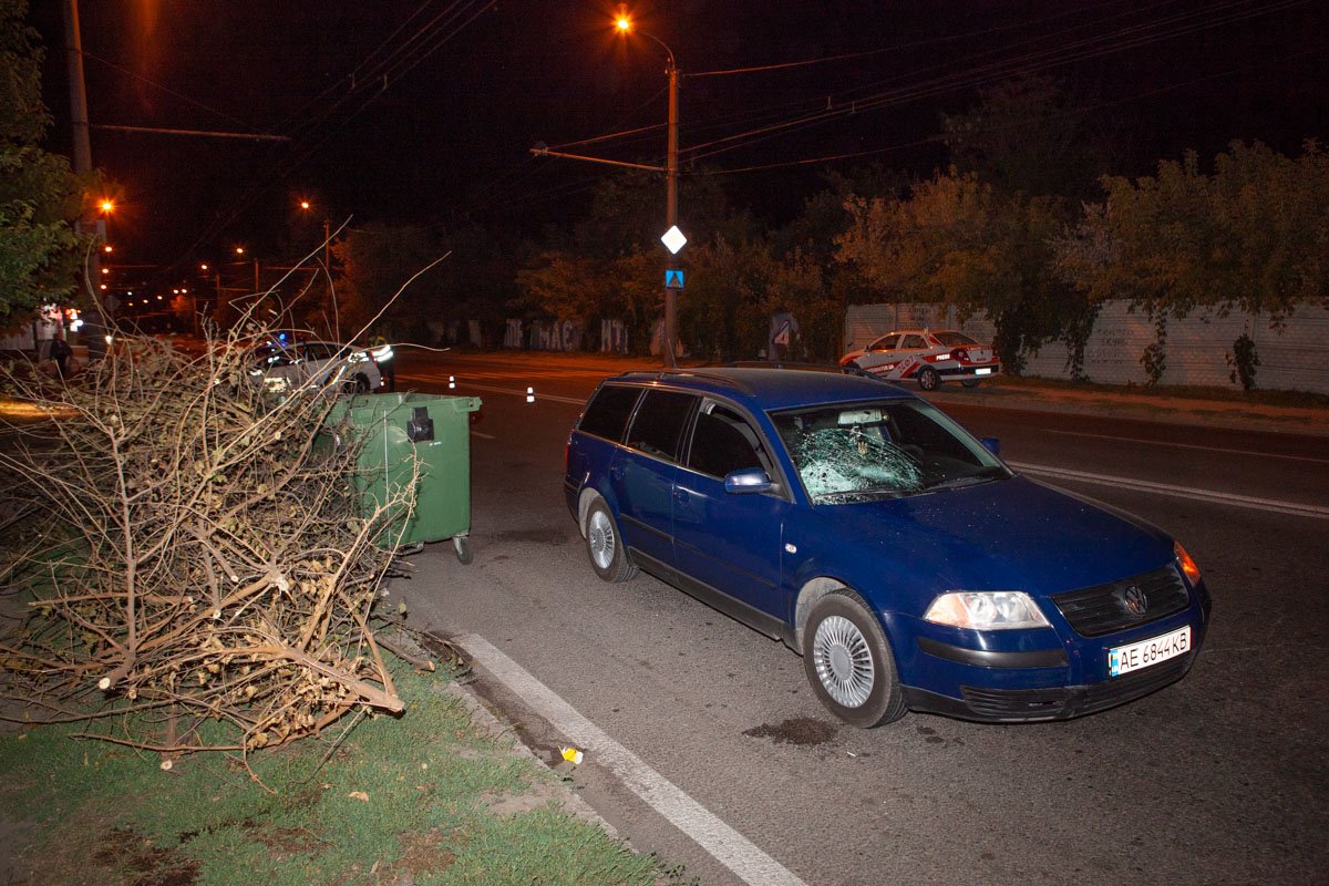 Автомобиль Volkswagen Passat сбил девушку-пешехода