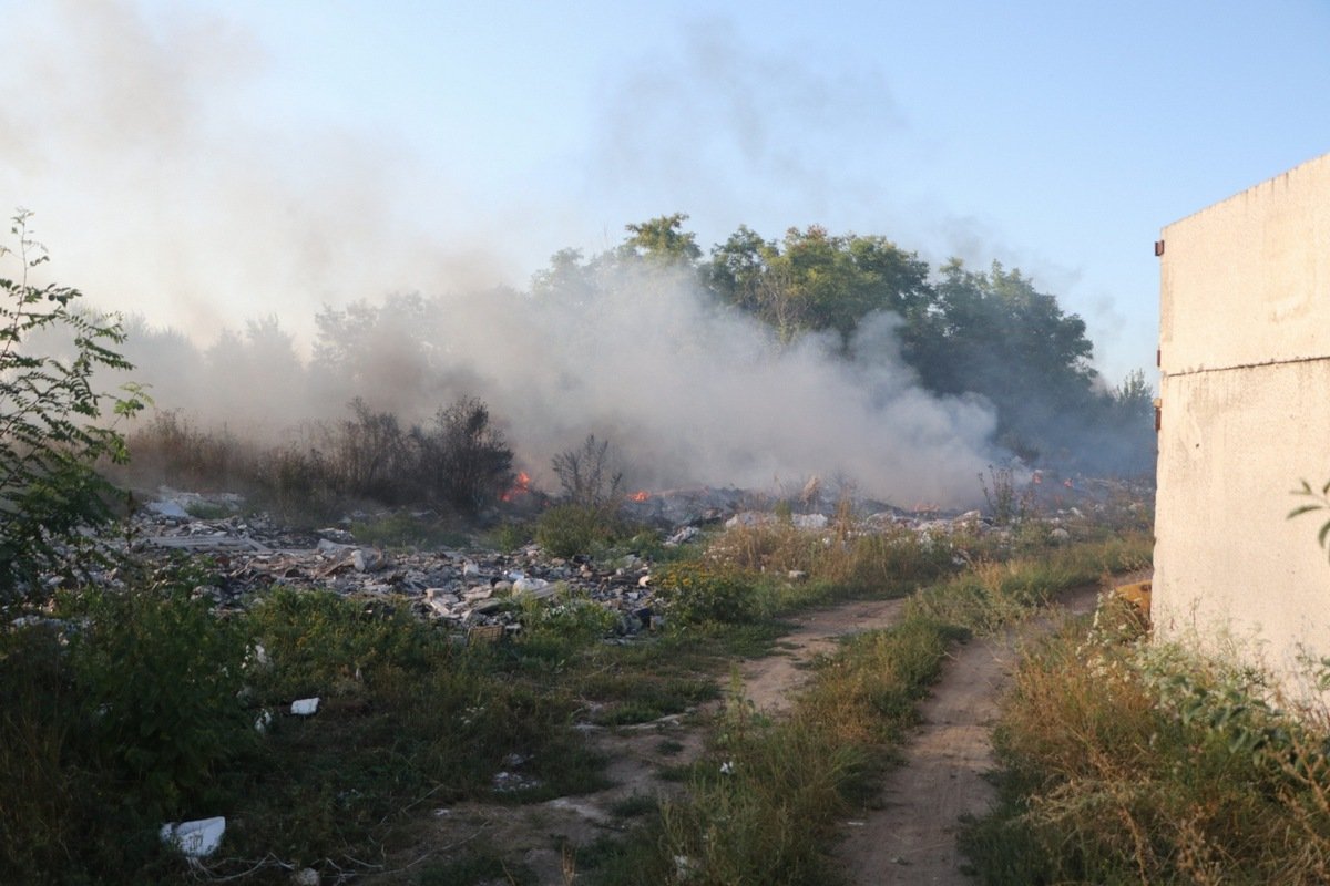 В районе аэропорта Подгородное загорелось поле