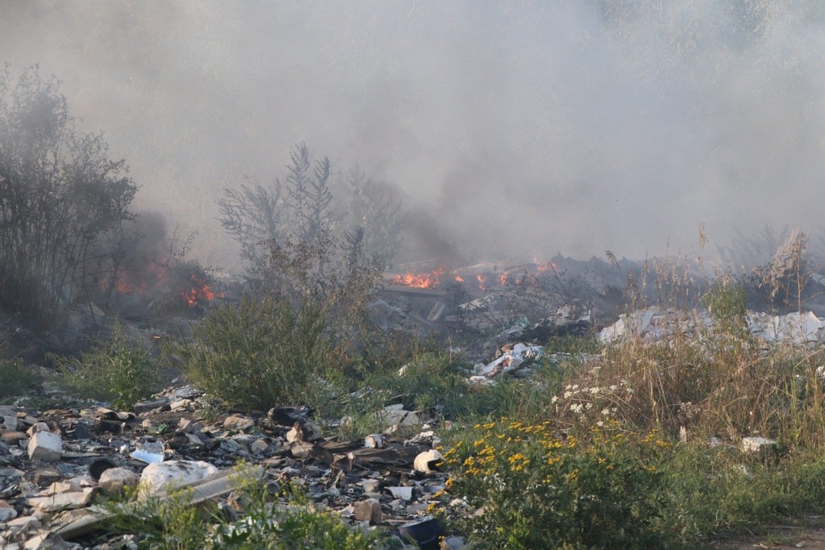 Здесь валяется много строительного мусора