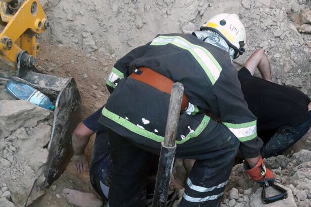 Спасенного мужчину, 1965 года, предварительно с перелом ноги, госпитализировали Спасенного мужчину, 1965 года, предварительно с перелом ноги, госпитализировали