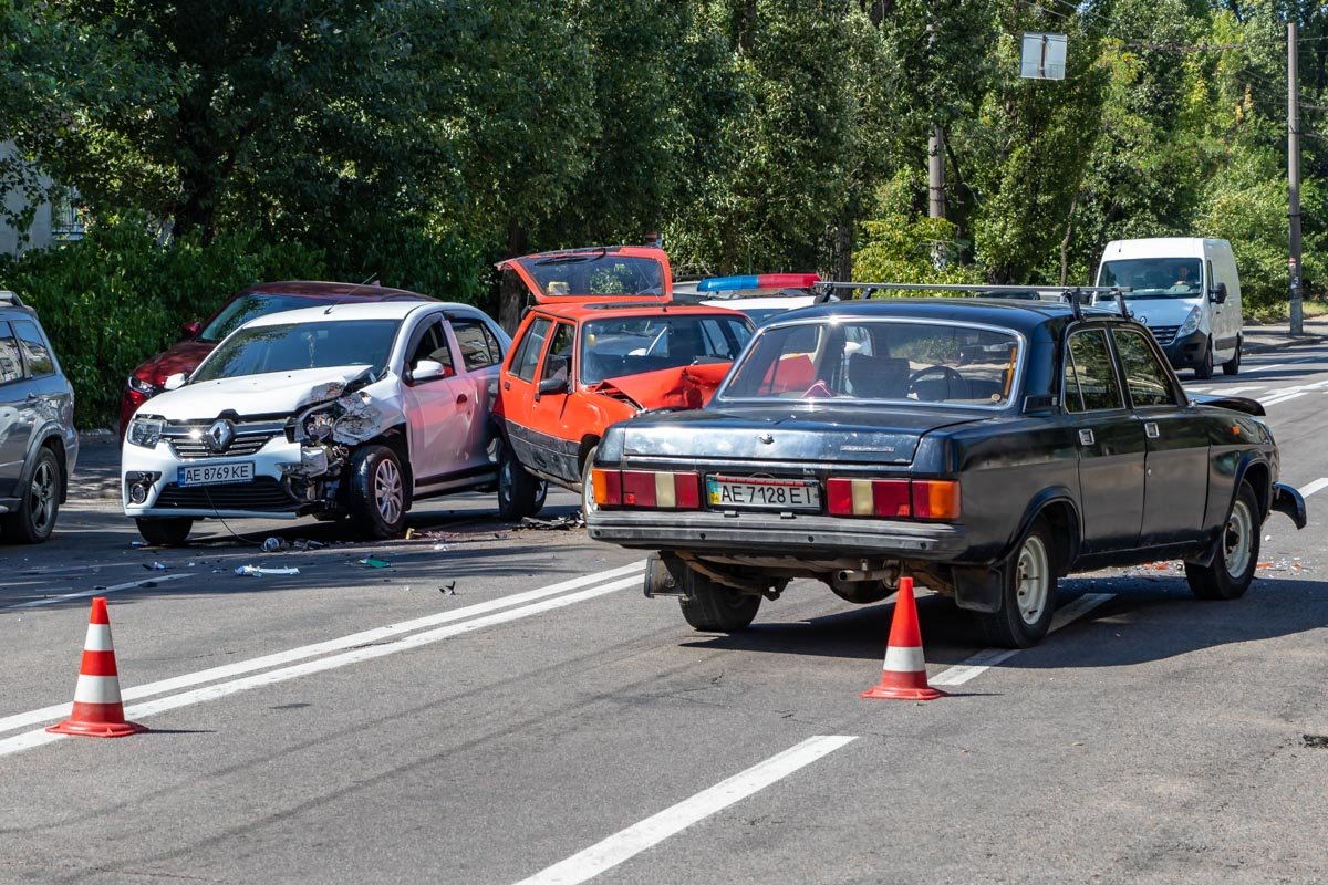 В Днепре на улице Хмельницкого столкнулись три авто В Днепре на улице Хмельницкого столкнулись три авто