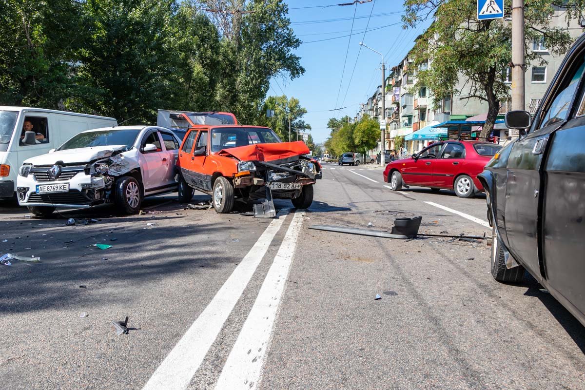 Движение автотранспорта затруднено  Движение автотранспорта затруднено