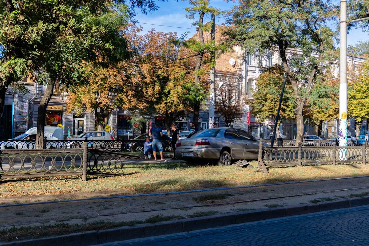 Автомобиль выехал на пешеходную часть