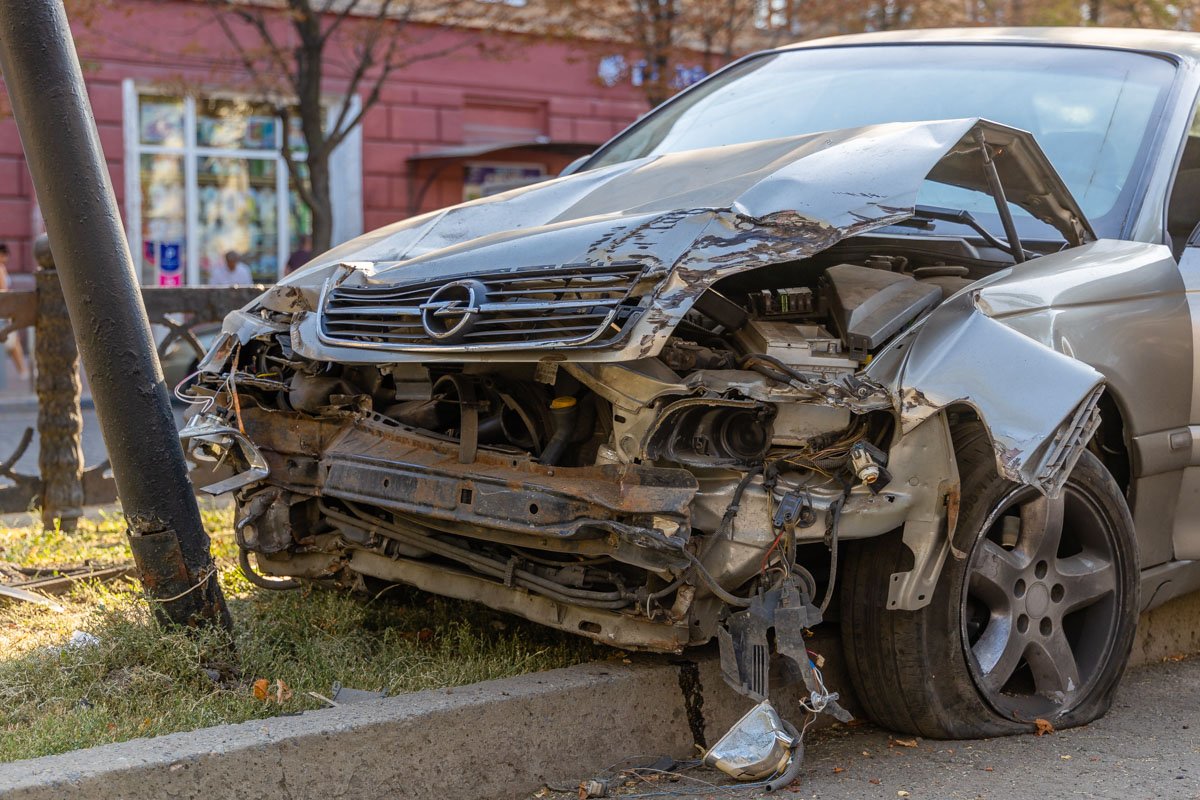 Машину остановил фонарный столб