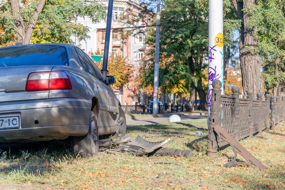 Автомобиль снес 3 секции ограждения