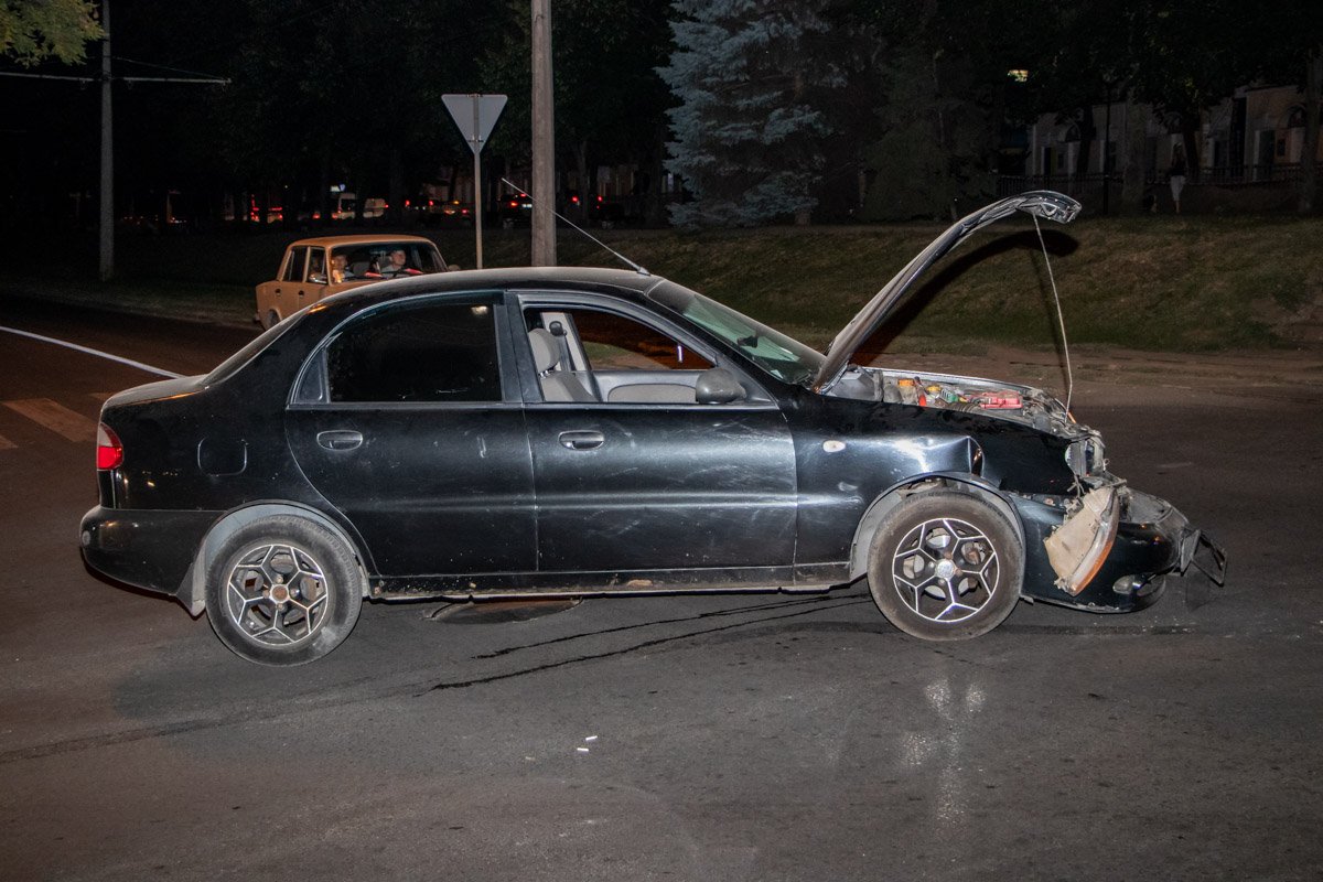В Днепре от удара с Daewoo перевернулся ВАЗ с двумя детьми в салоне В Днепре от удара с Daewoo перевернулся ВАЗ с двумя детьми в салоне