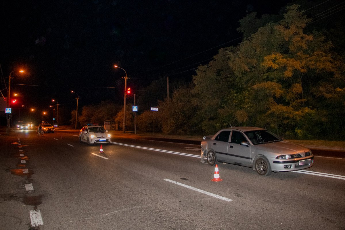 Водителя легковушки с травмой спины госпитализировали