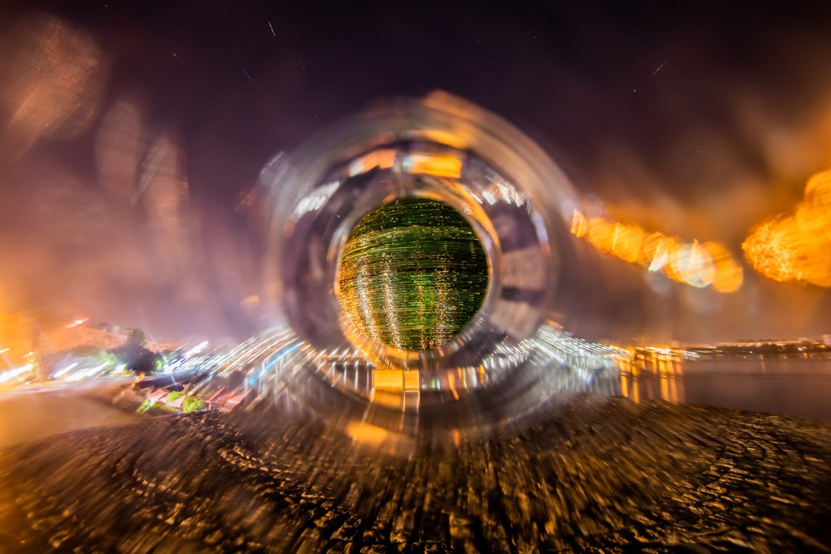 Визитная карточка Днепра - шар желаний на Сичеславской Набережной