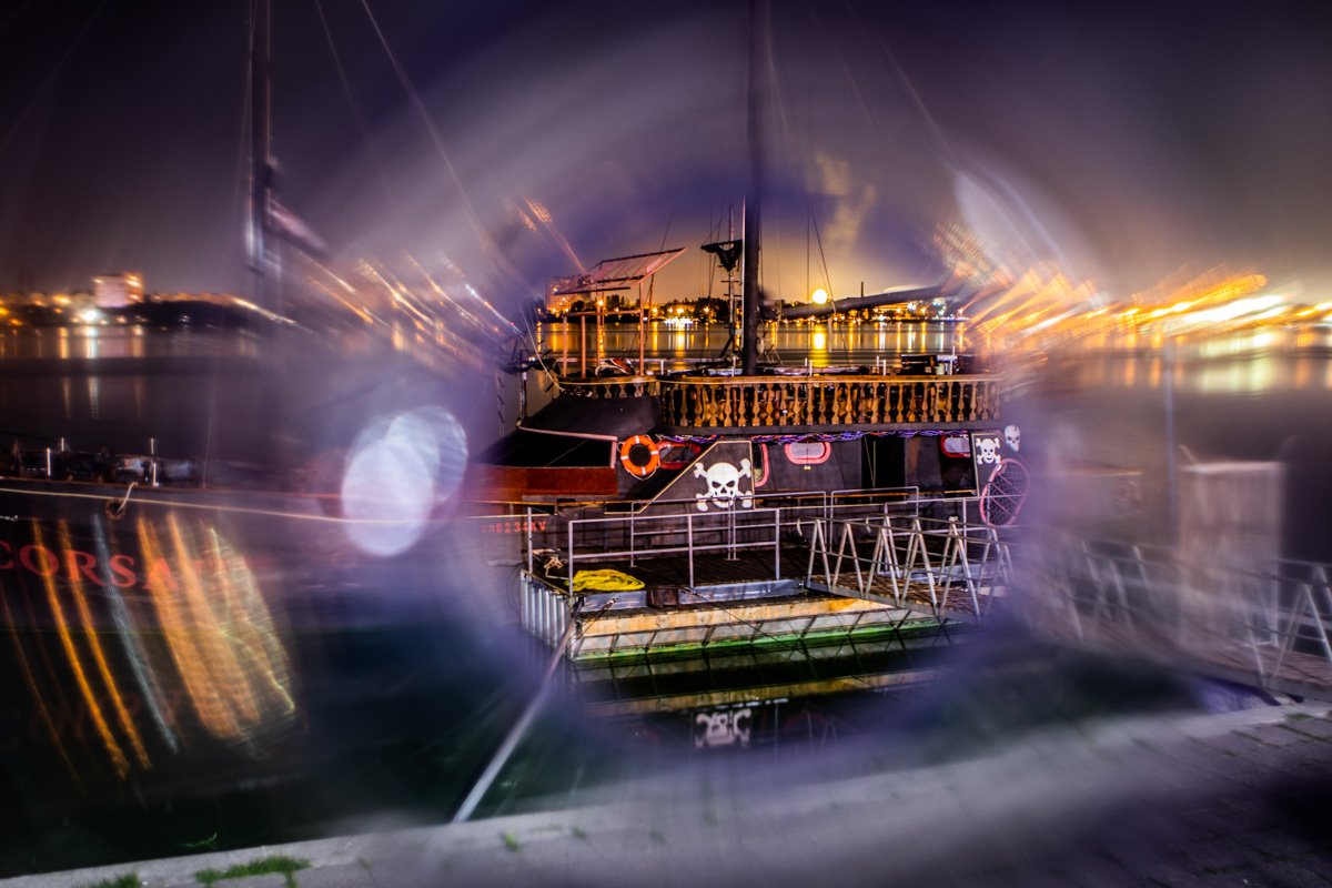 Прогулочный кораблик в виде пиратского судна