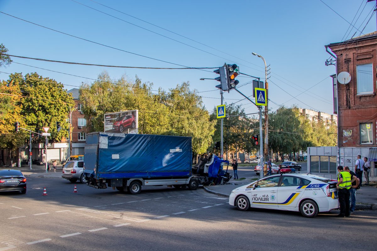 От удара об ливнесток у 5-ти тонника открылись замки фиксации кабины От удара об ливнесток у 5-ти тонника открылись замки фиксации кабины