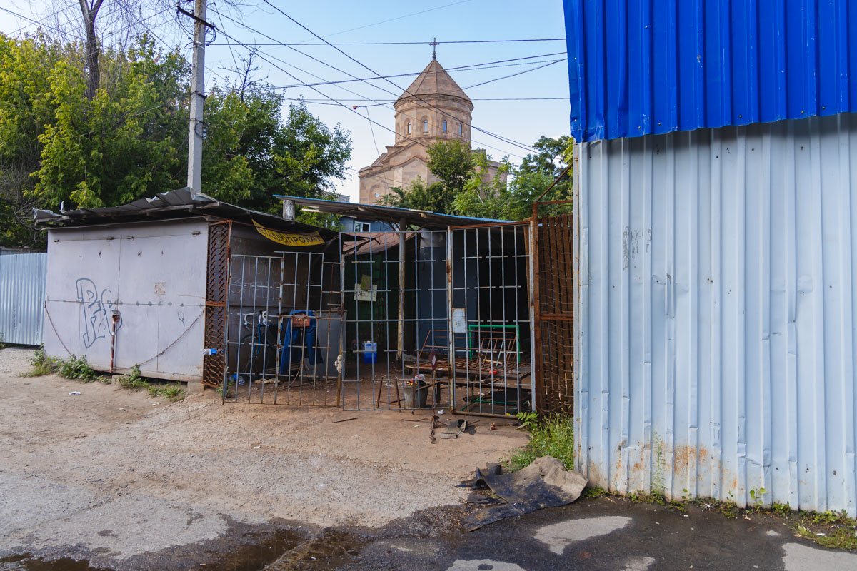 На территории рынка "Курчатовский" произошел пожар На территории рынка "Курчатовский" произошел пожар