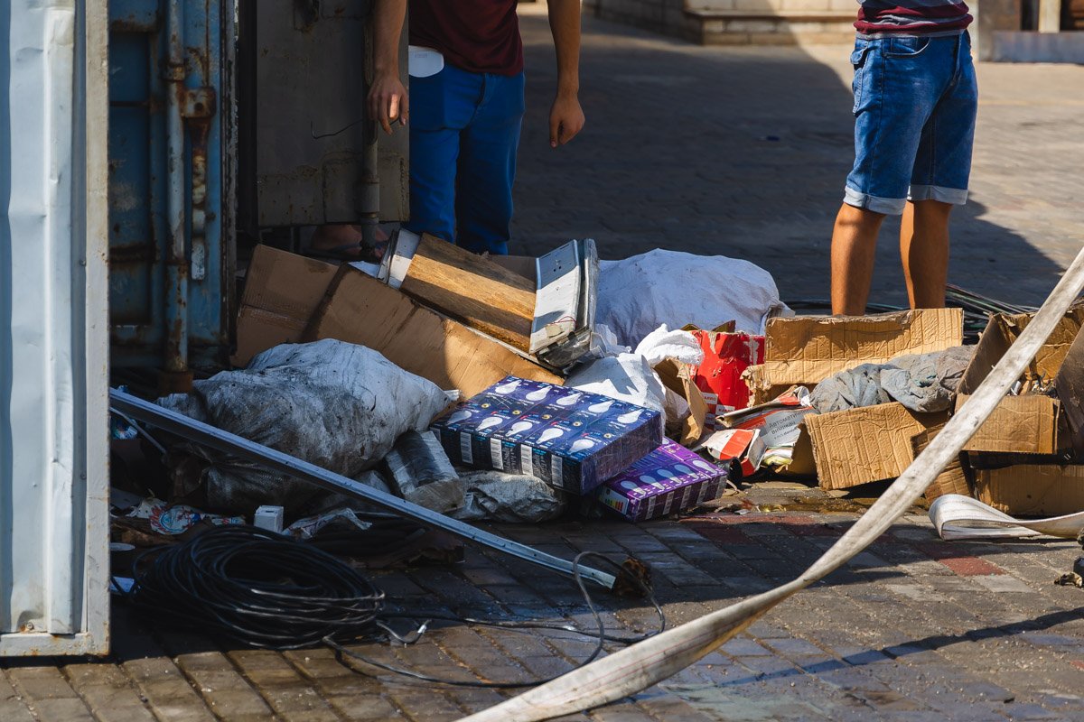 Там находились стройматериалы и запчасти Там находились стройматериалы и запчасти
