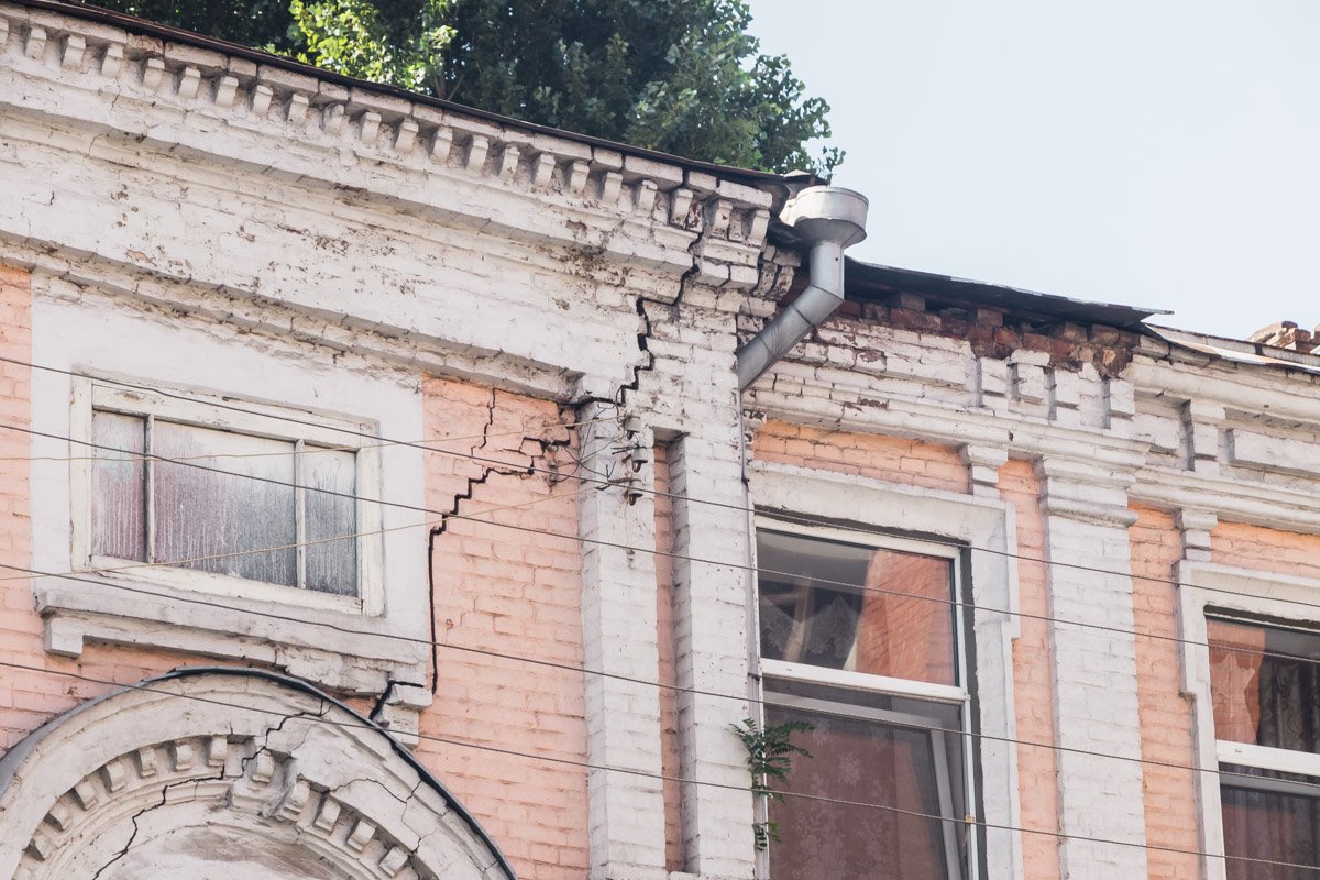 Трещина над аркой Трещина над аркой