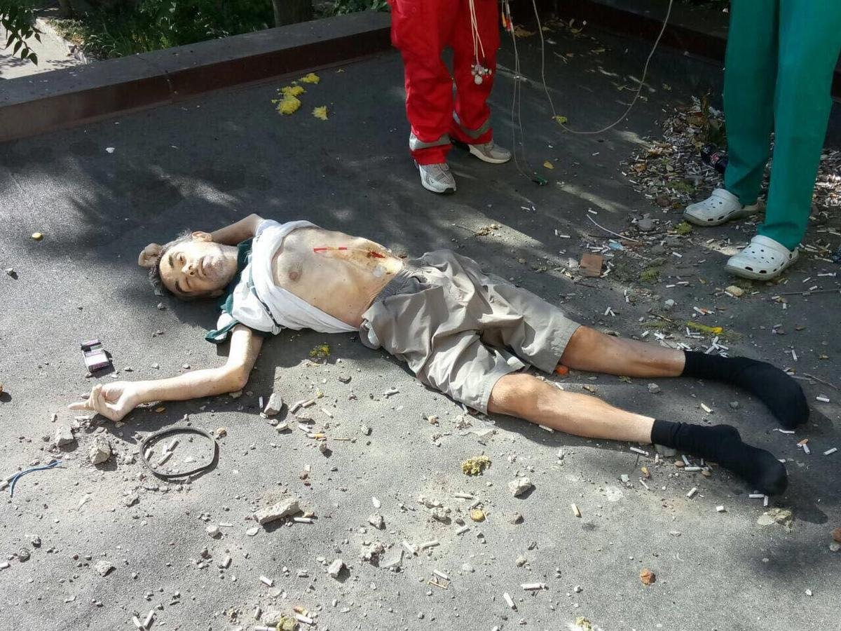 В Днепре на улице Кондратюка мужчина выпал из окна: полиция просит опознать 1