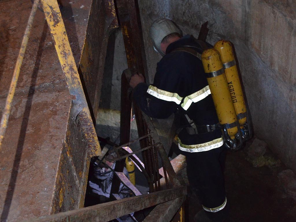 Спасатели достали из коллектора двух мужчин Спасатели достали из коллектора двух мужчин