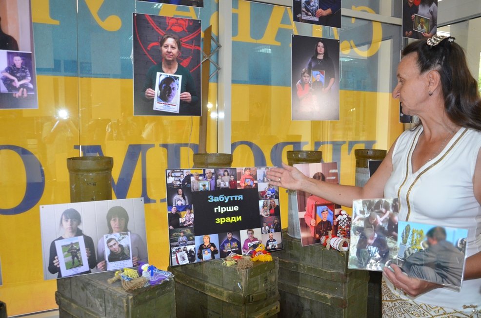 В Днепропетровской ОГА открыли фотовыставку в поддержку военнопленных и пропавших без вести 11