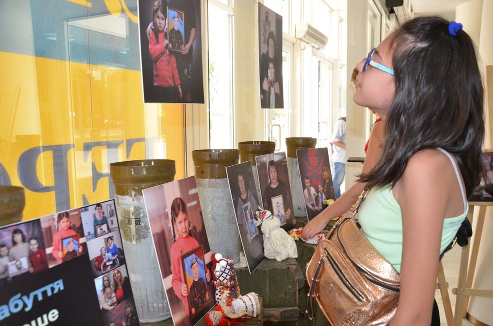 В Днепропетровской ОГА открыли фотовыставку в поддержку военнопленных и пропавших без вести 16