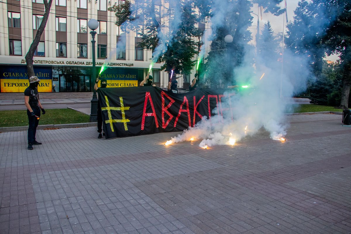 Участники держали тематические плакаты, а возле себя поставили манекена Участники держали тематические плакаты, а возле себя поставили манекена