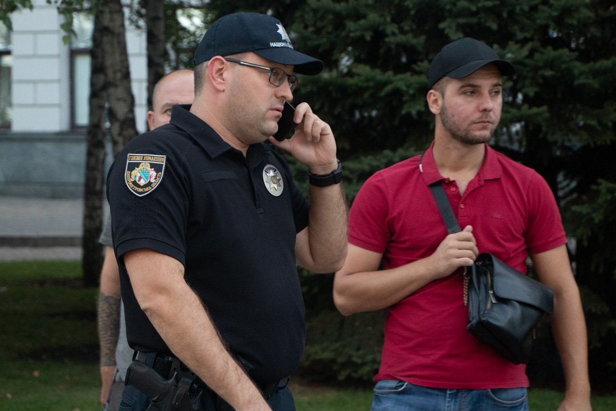 После этого несколько активистов в масках развернули баннер "Авакoff" и зажгли фаеры После этого несколько активистов в масках развернули баннер "Авакoff" и зажгли фаеры