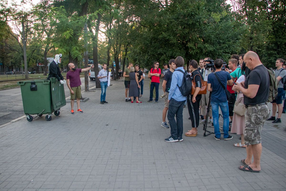 Там они выкинули манекен с лицом Арсена Авакова в контейнер Там они выкинули манекен с лицом Арсена Авакова в контейнер