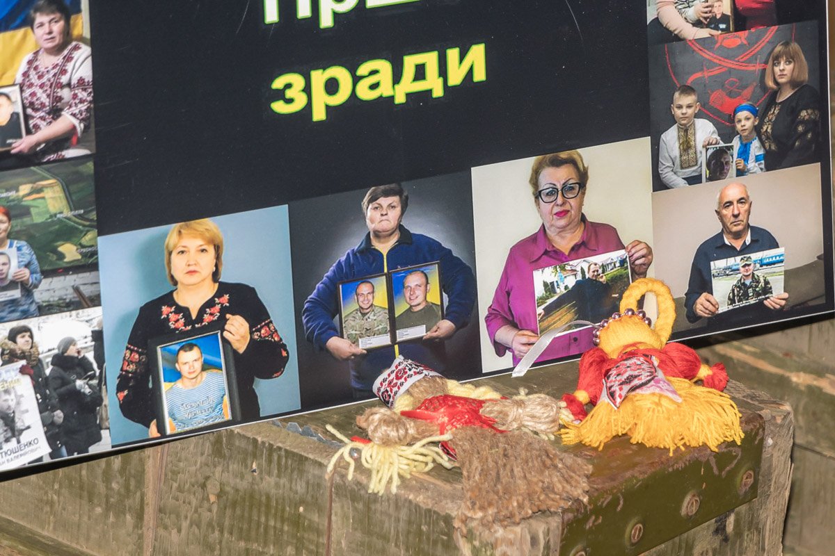 На фотографиях 23 семьи из Днепропетровщины